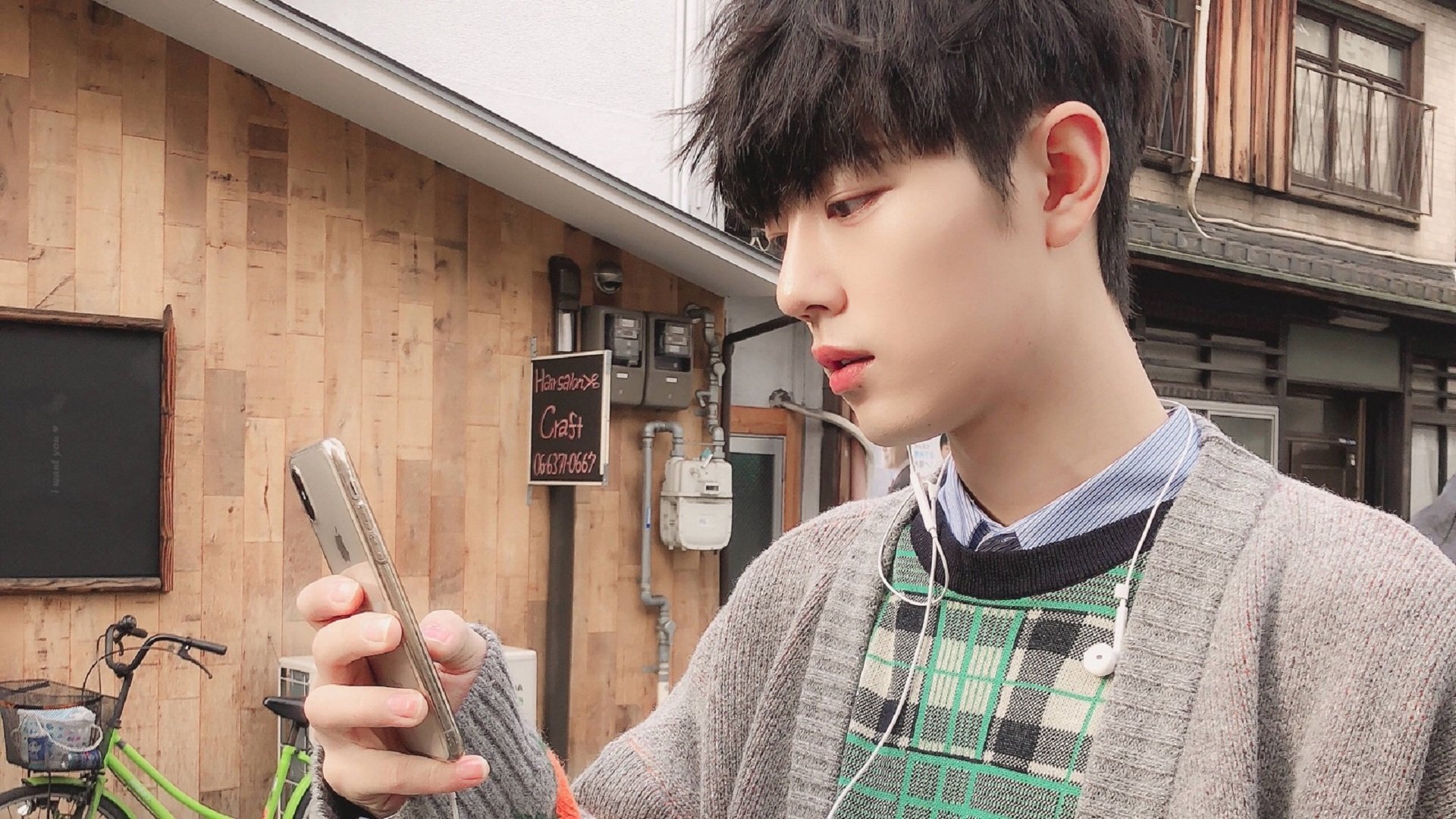 《赛事现场互动环节：增强粉丝体验的新方案》，比赛观众互动环节